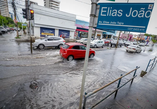 Chuva causa alagamentos e transtornos na zona leste de Teresina