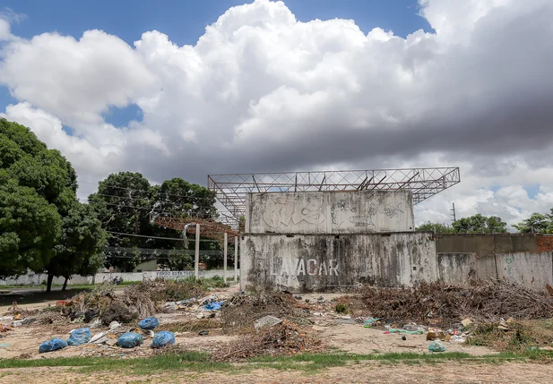 Acúmulo de lixo em terreno abandonado causa transtornos a moradores