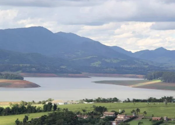 Entrada e saída de água no Sistema Cantareira cai no mês d