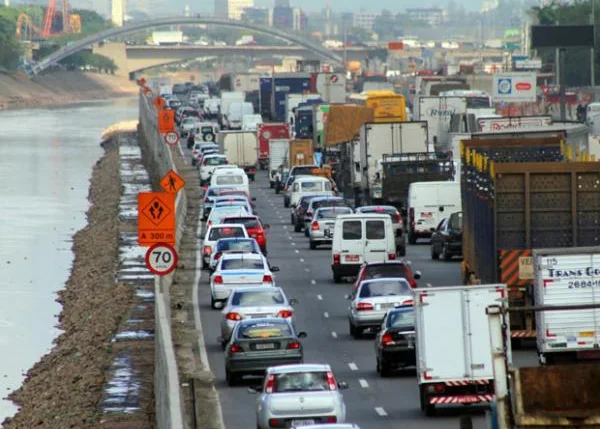 Vazamento de gás interdita Marginal Tietê.