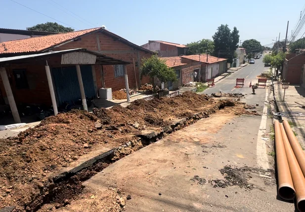 Obras da Águas de Teresina deixam rastro de buracos nas ruas da cidade