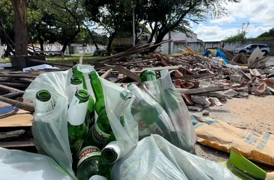 Moradores denunciam acúmulo de lixo em frente ao Areolino de Abreu