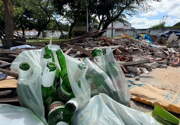 Moradores denunciam acúmulo de lixo em frente ao Areolino de Abreu
