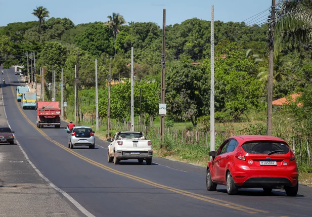 Após 37 anos, Avenida Camilo Filho recebe asfalto completamente novo