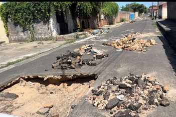 Moradores têm dificuldades em ruas com buracos no Dirceu