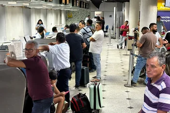 Aviões colidem no aeroporto causando cancelamento de voos