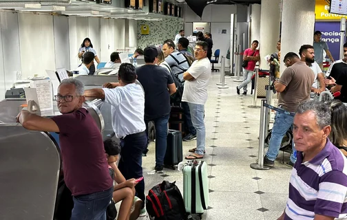 Aviões colidem no aeroporto causando cancelamento de voos