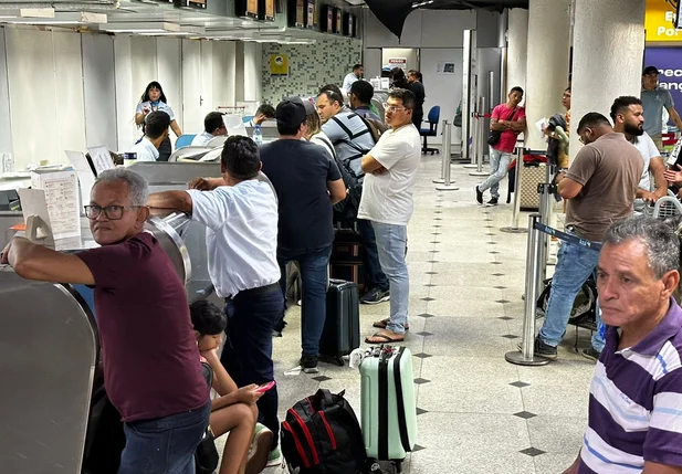 Aviões colidem no aeroporto causando cancelamento de voos