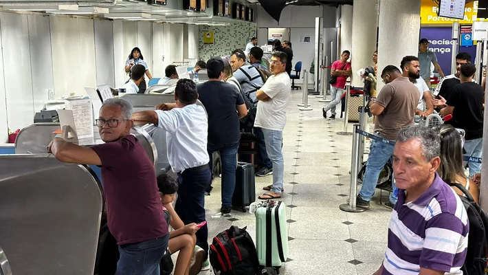 Aviões colidem no aeroporto causando cancelamento de voos